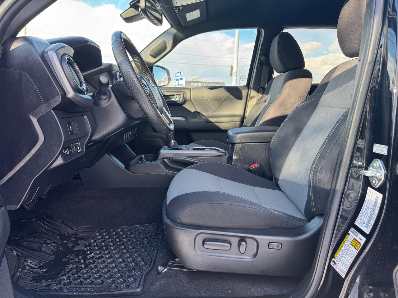 2023 Toyota Tacoma SR5 TRD SPORT 4WD CREW Clean Carfax | Low KMS Photo