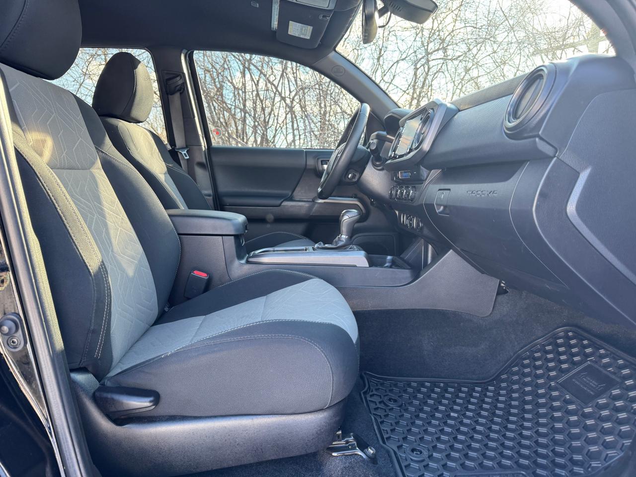 2023 Toyota Tacoma SR5 TRD SPORT 4WD CREW Clean Carfax | Low KMS Photo