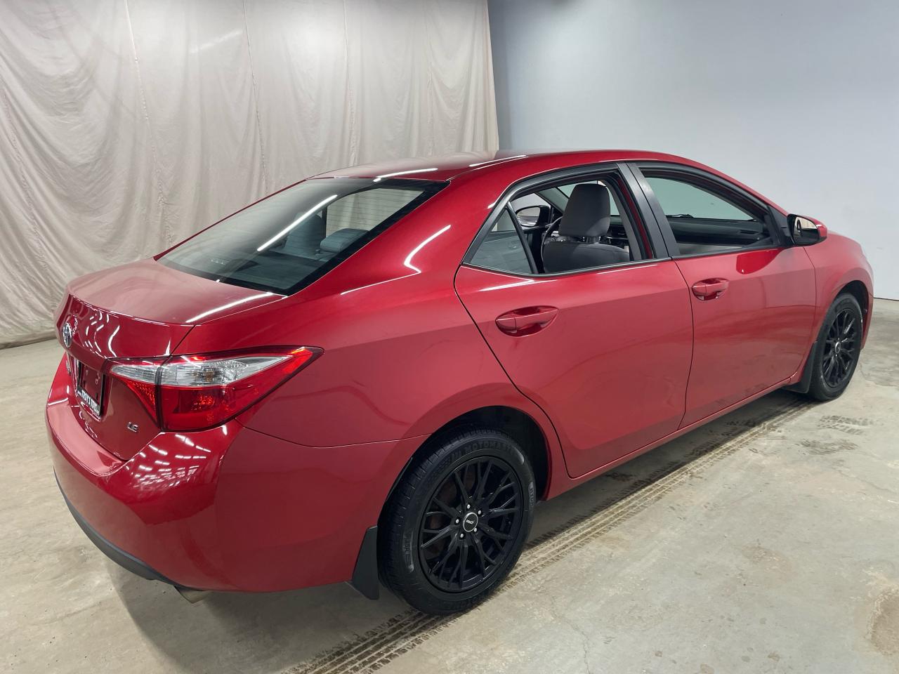 2016 Toyota Corolla LE Photo6