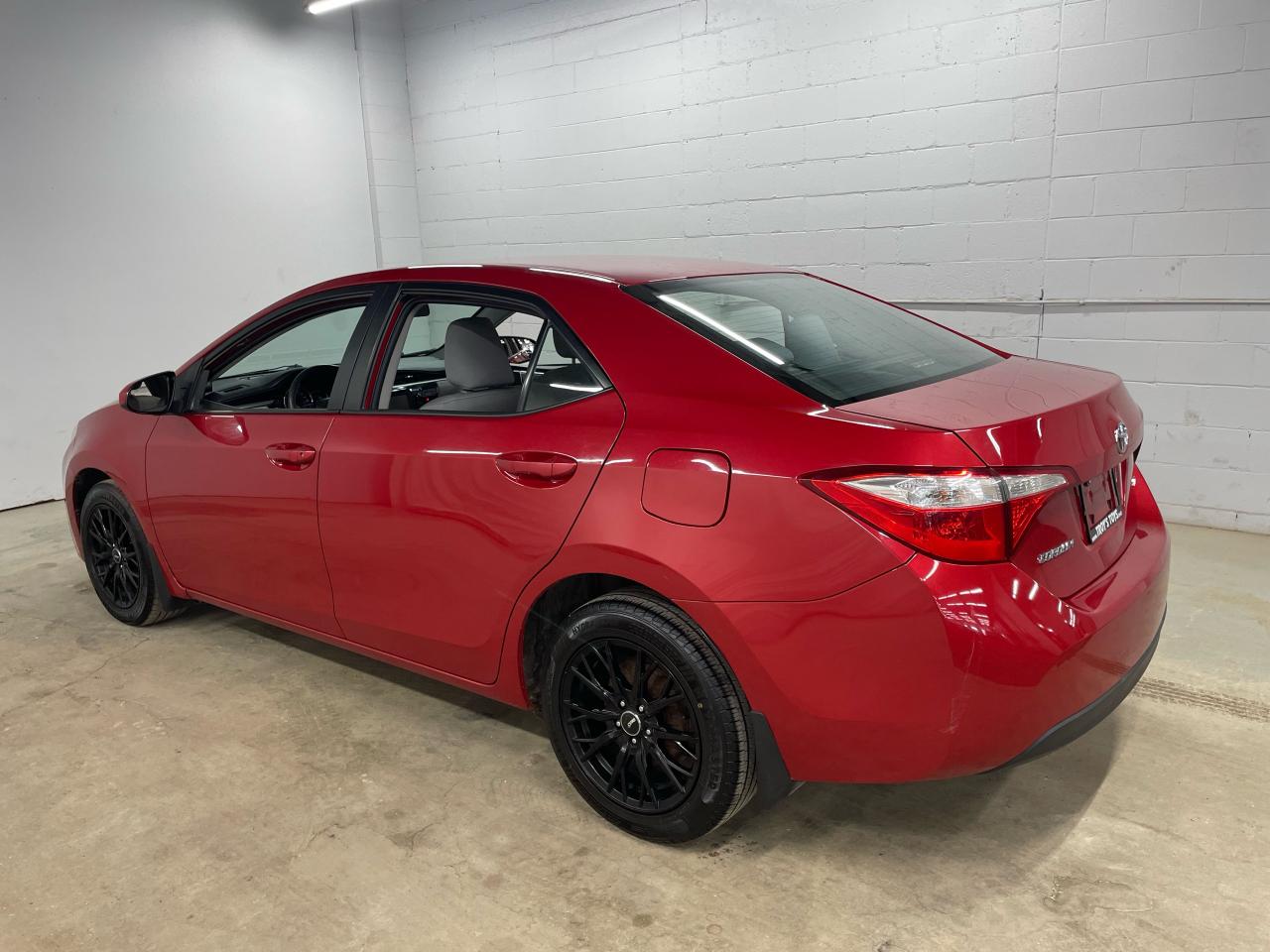 2016 Toyota Corolla LE Photo4