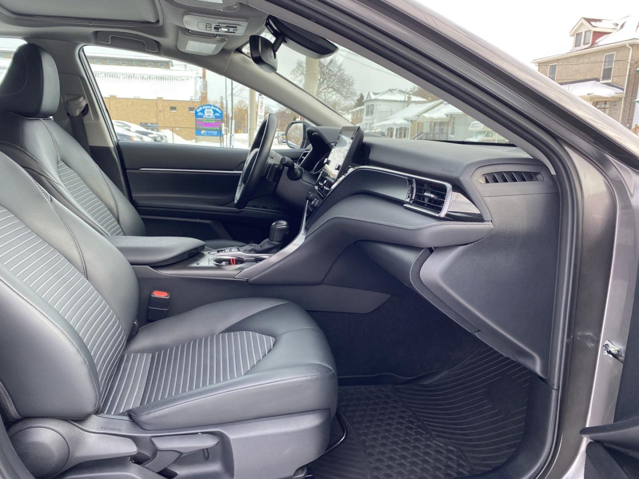 2024 Toyota Camry HYBRID SE Photo