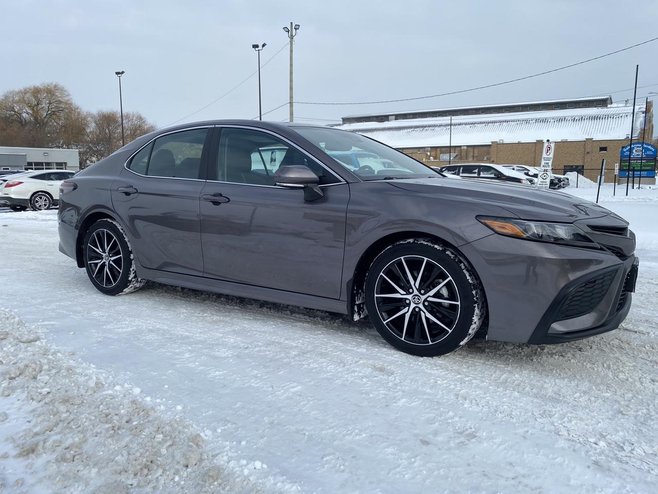 2024 Toyota Camry HYBRID SE Photo3