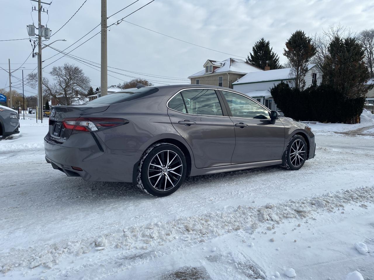 2024 Toyota Camry HYBRID SE Photo2
