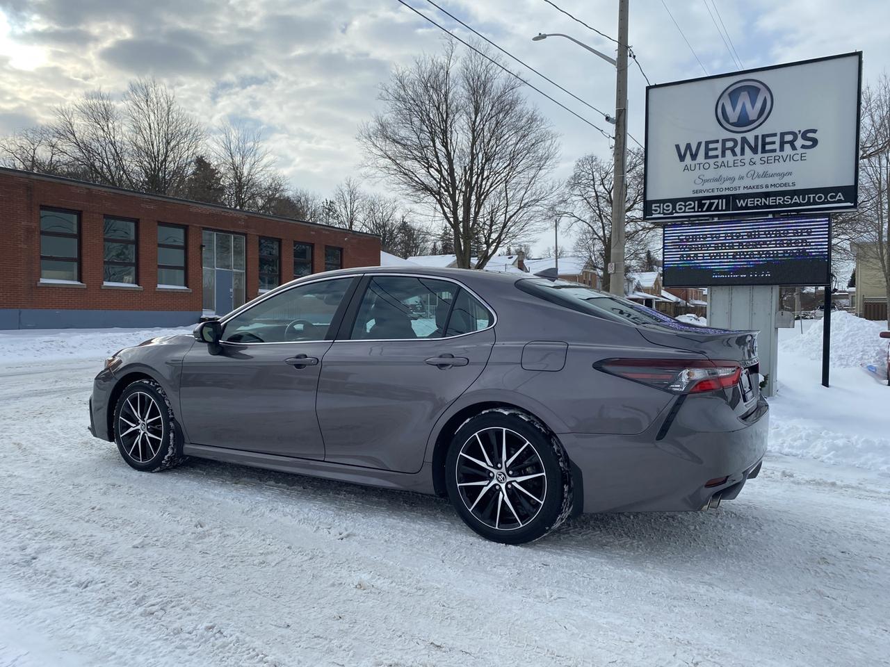 2024 Toyota Camry HYBRID SE Photo