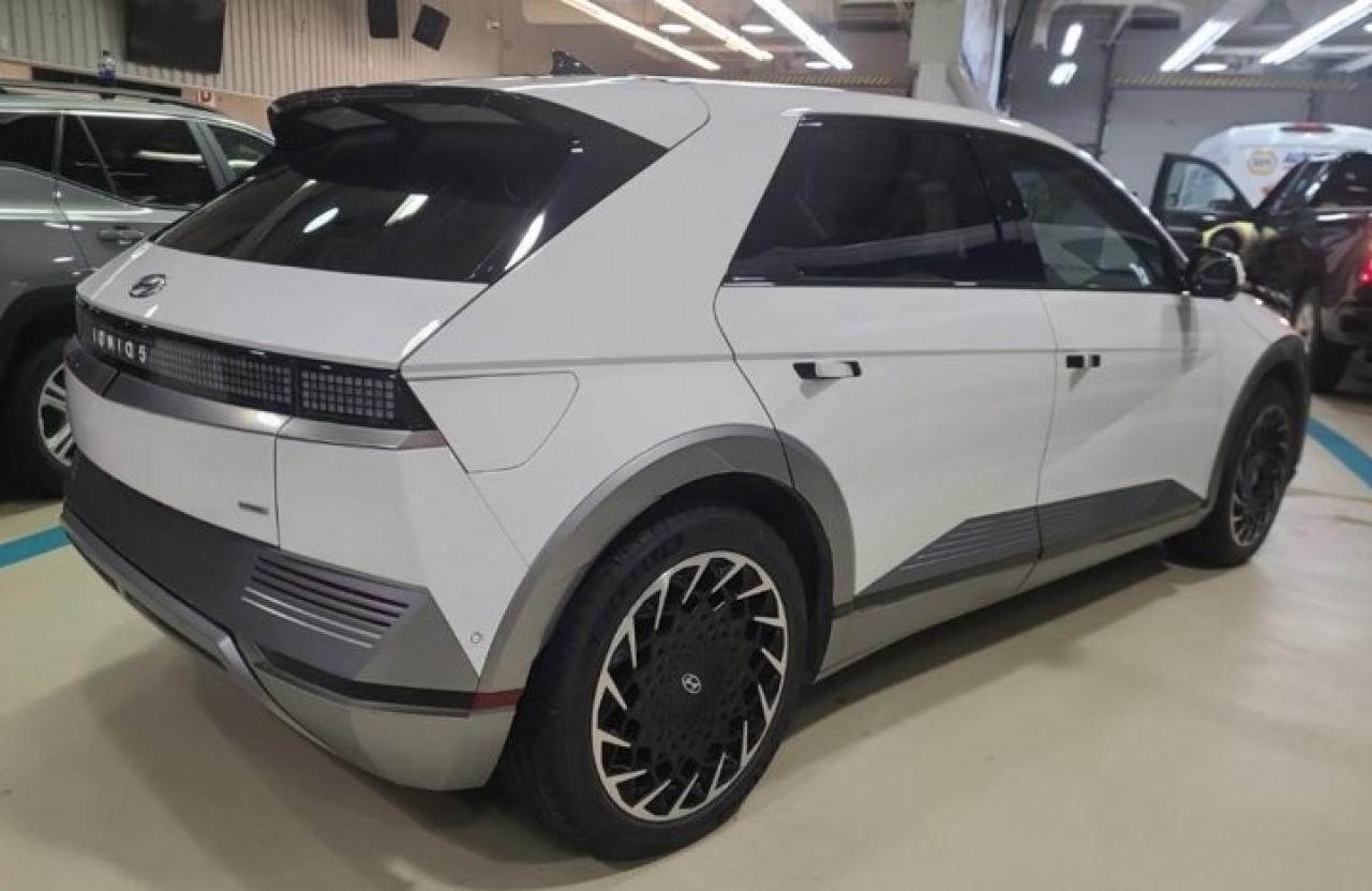 2024 Hyundai IONIQ 5 Ultimate AWD | Extended Range | Leather | Glass Roof | 360 Cam | Adaptive Cruise | Nav | and More ! Photo