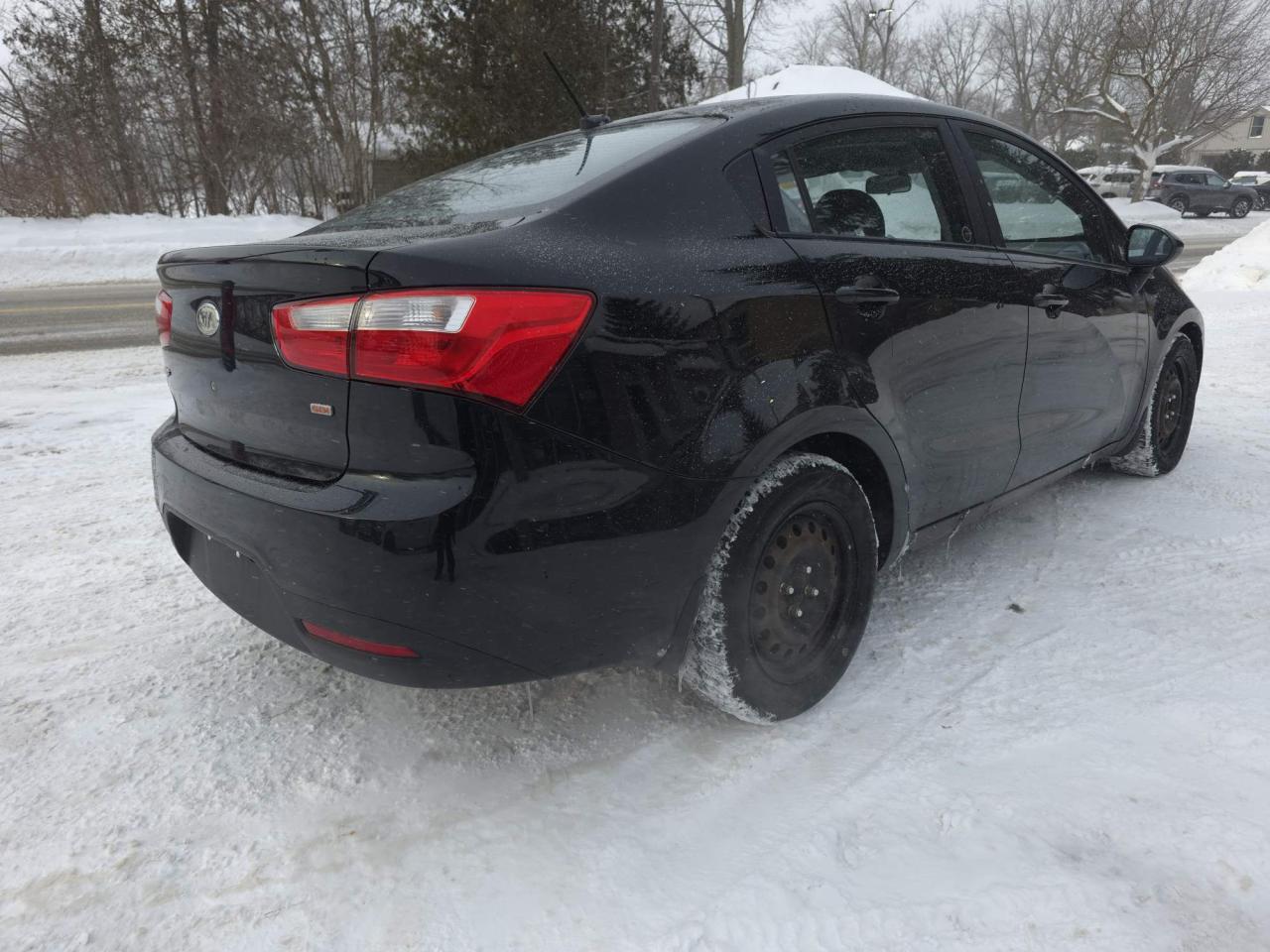 2013 Kia Rio LX 4 DOOR SEDAN! MANUAL TRANSMISSSION! Photo