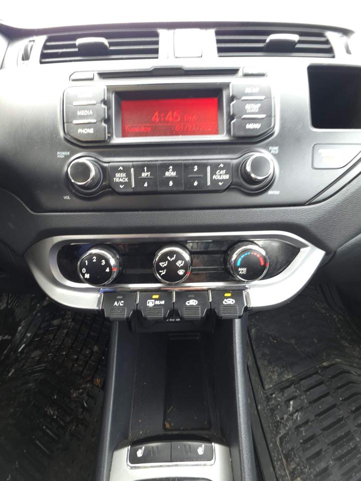 2013 Kia Rio LX 4 DOOR SEDAN! MANUAL TRANSMISSSION! Photo