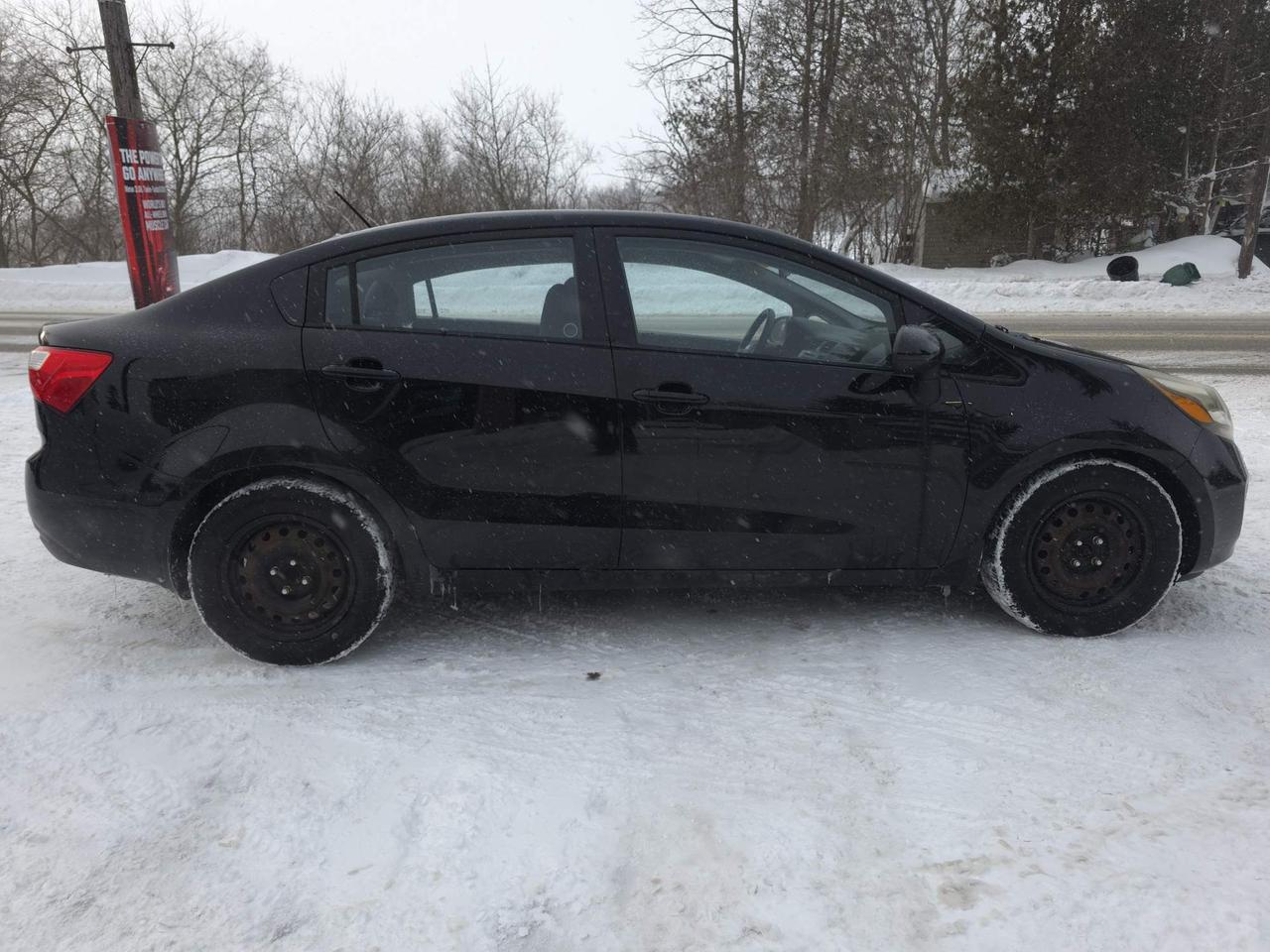 2013 Kia Rio LX 4 DOOR SEDAN! MANUAL TRANSMISSSION! Photo3