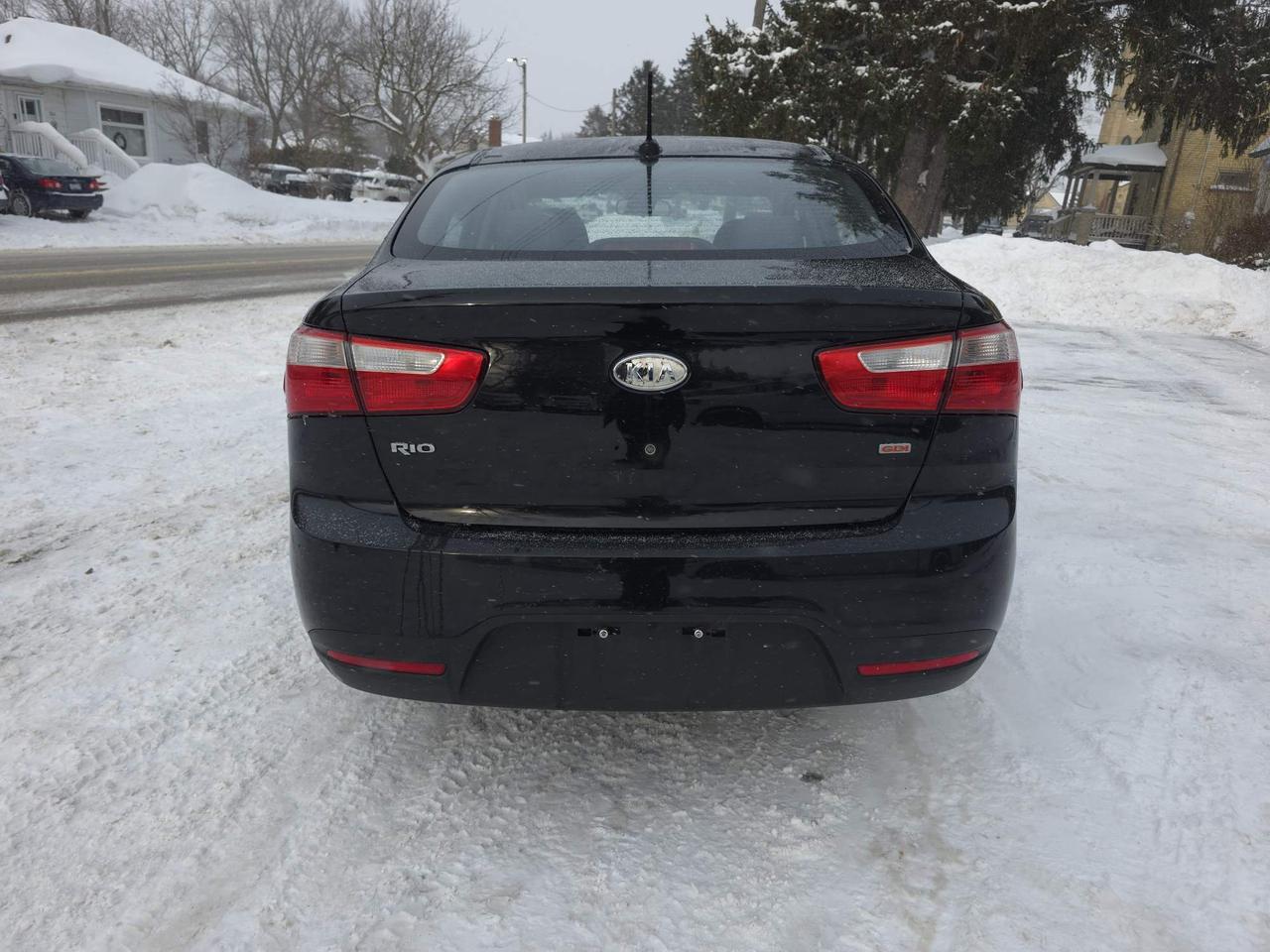 2013 Kia Rio LX 4 DOOR SEDAN! MANUAL TRANSMISSSION! Photo