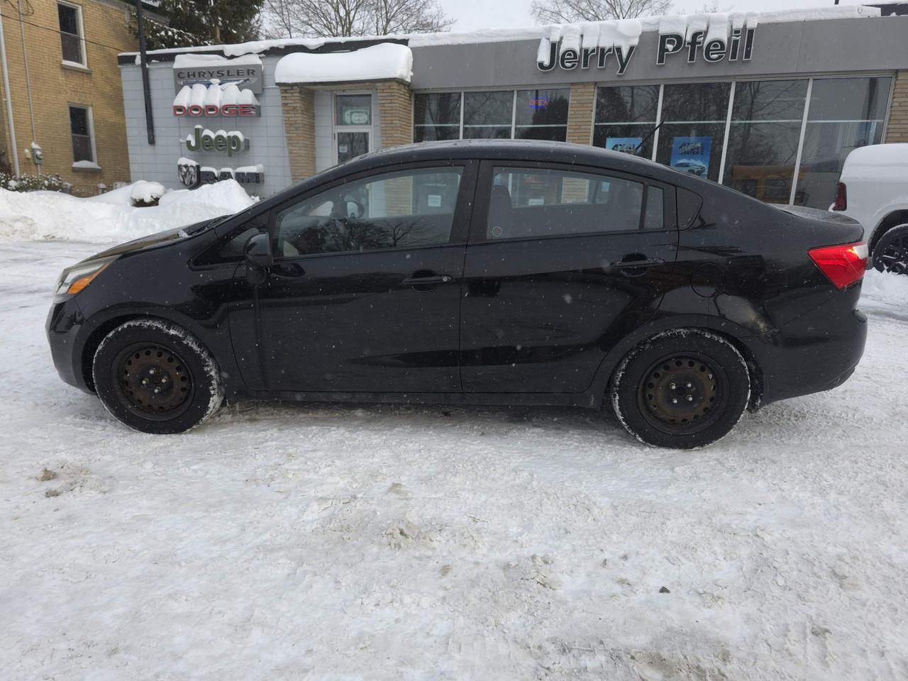 2013 Kia Rio LX 4 DOOR SEDAN! MANUAL TRANSMISSSION! Photo