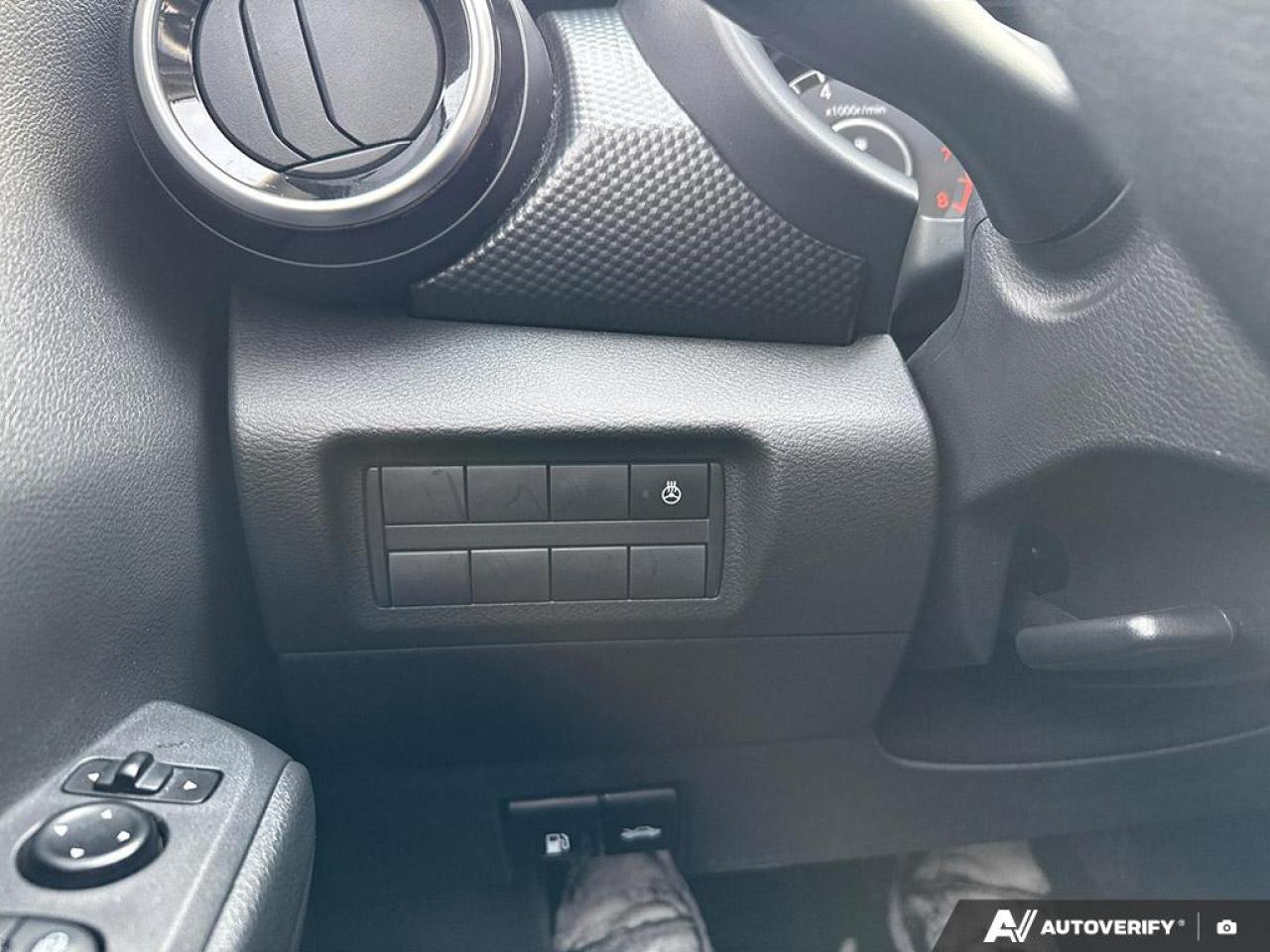 2023 Nissan Kicks SV / HTD SEATS / BLUETOOTH / DUAL CLIMATE / AUTO Photo