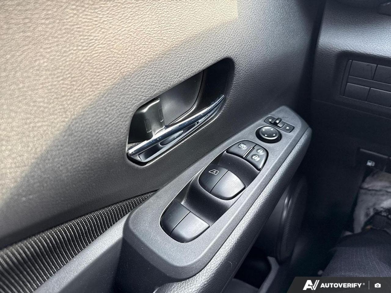 2023 Nissan Kicks SV / HTD SEATS / BLUETOOTH / DUAL CLIMATE / AUTO Photo