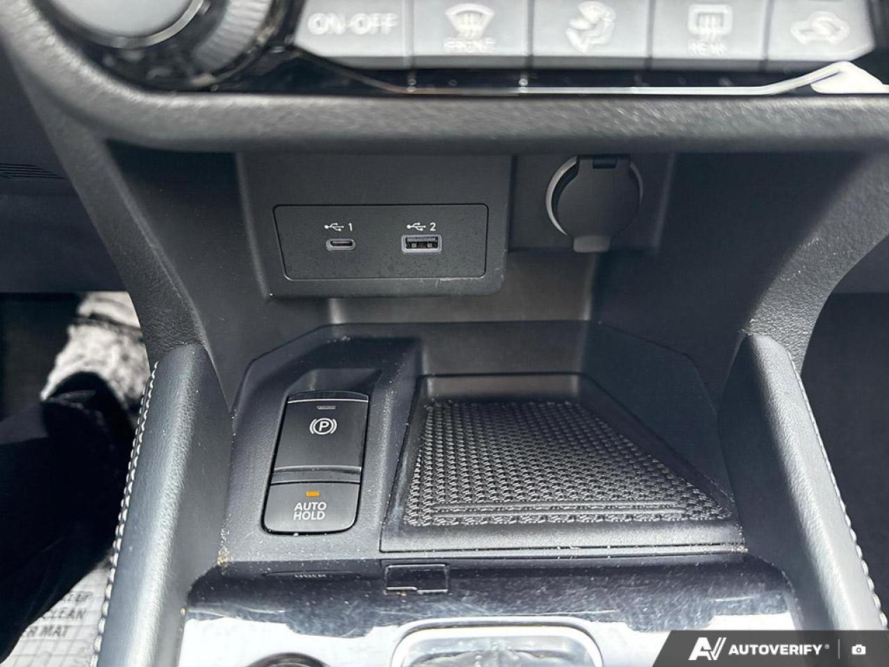 2023 Nissan Kicks SV / HTD SEATS / BLUETOOTH / DUAL CLIMATE / AUTO Photo