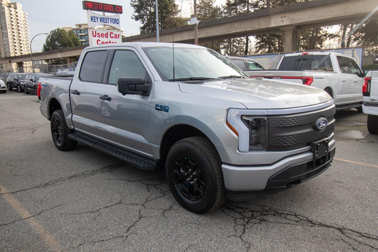 2025 Ford F-150 Lightning XLT 4WD SuperCrew 5.5' Box Photo4