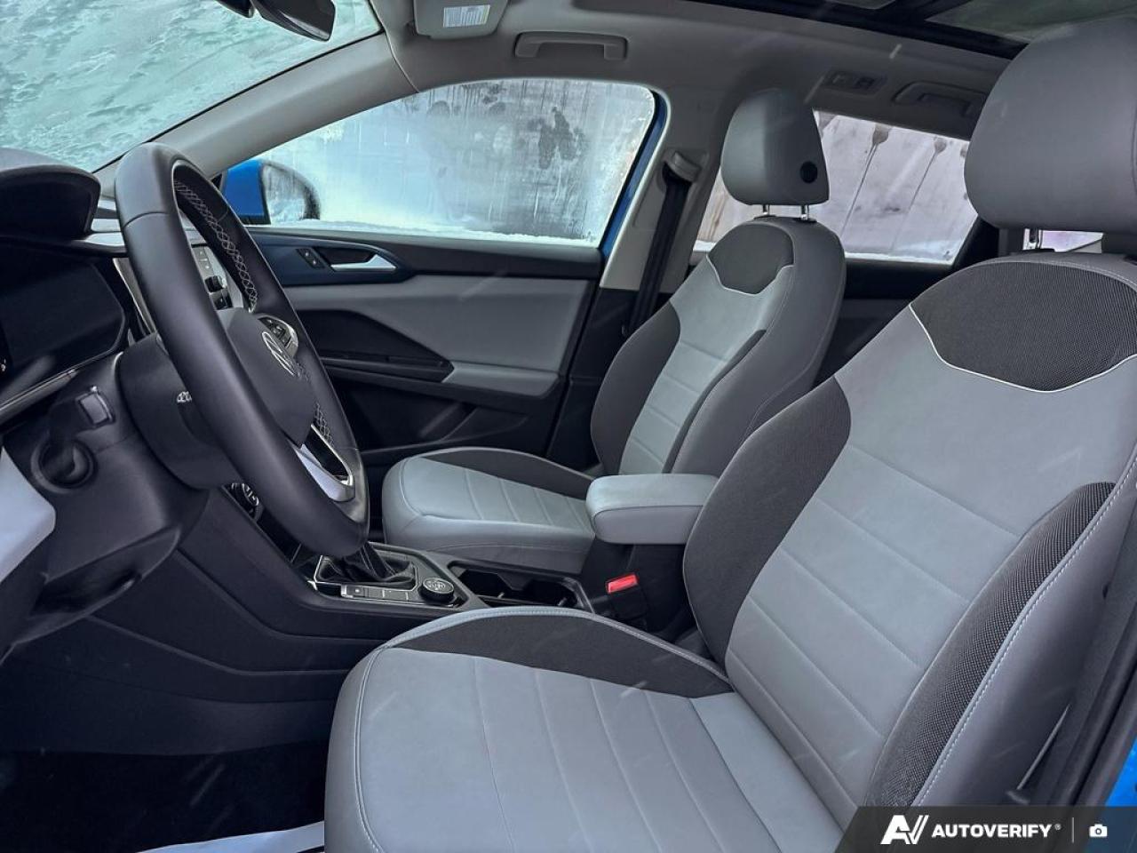 2023 Volkswagen Taos COMFORTLINE / NO ACCIDENTS / PANO ROOF / HTD SEATS Photo