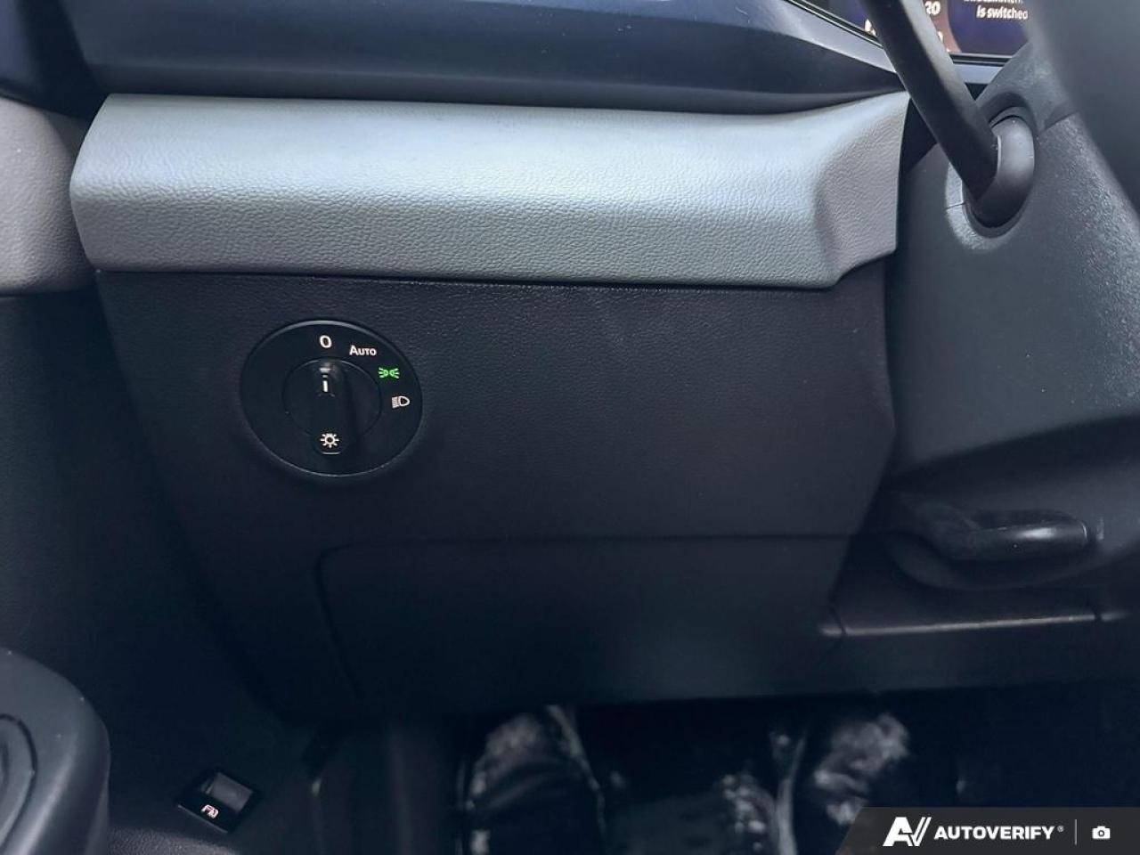 2023 Volkswagen Taos COMFORTLINE / NO ACCIDENTS / PANO ROOF / HTD SEATS Photo