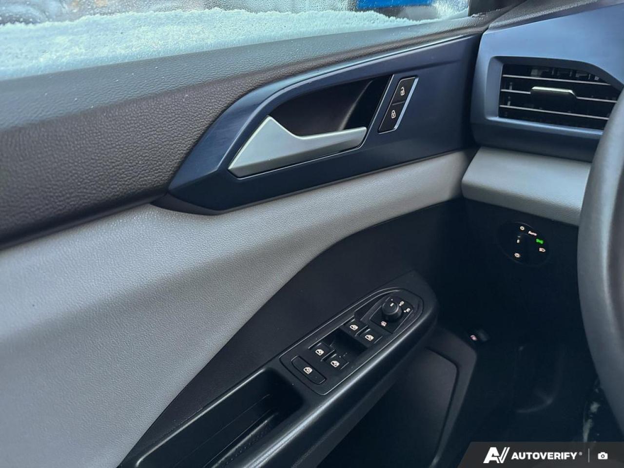 2023 Volkswagen Taos COMFORTLINE / NO ACCIDENTS / PANO ROOF / HTD SEATS Photo