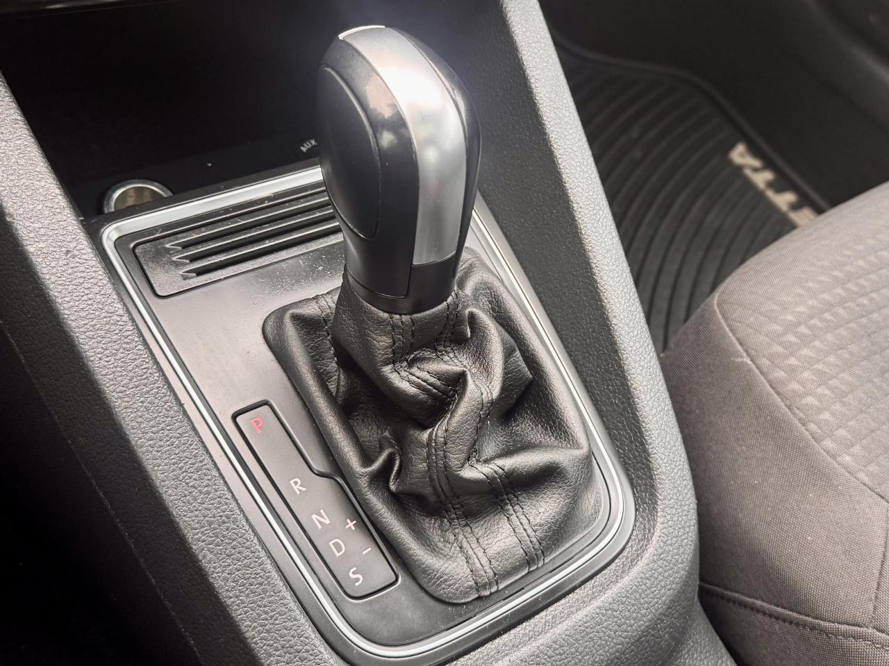 2015 Volkswagen Jetta FINANCING AVAILABLE Photo13