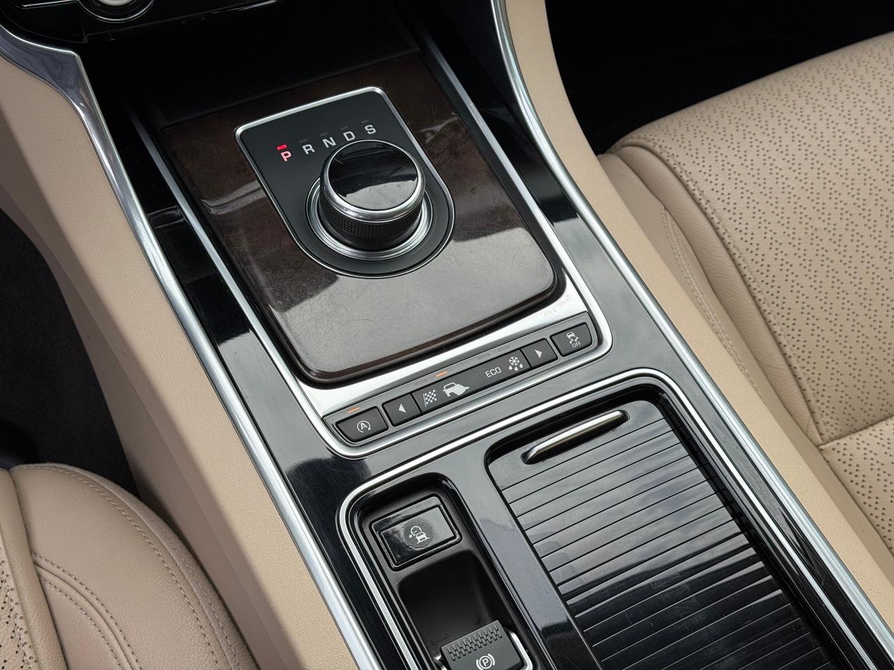 2017 Jaguar XF 20d Prestige **2.0L DIESEL // GREAT ON FUEL** Photo