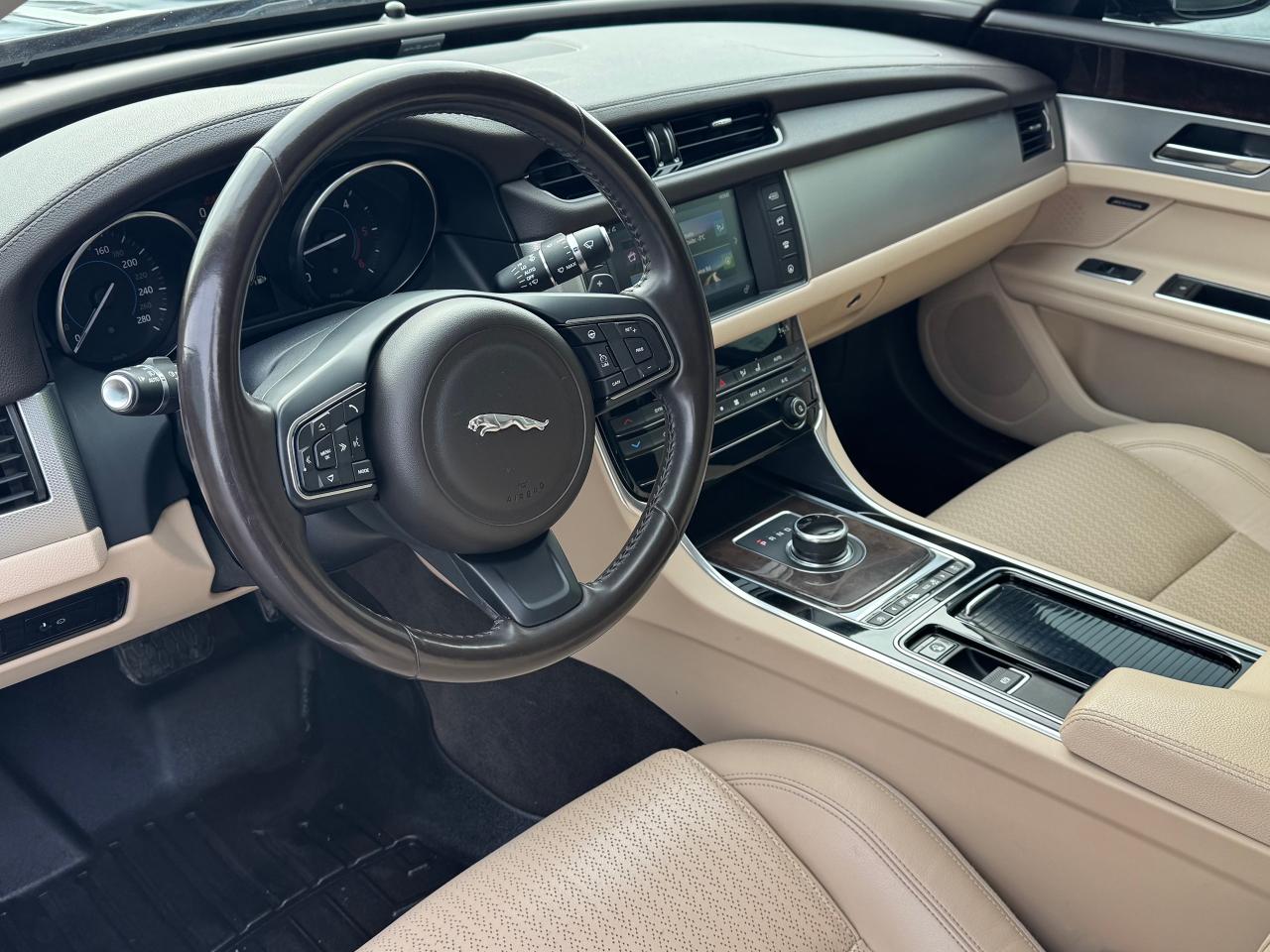 2017 Jaguar XF 20d Prestige **2.0L DIESEL // GREAT ON FUEL** Photo