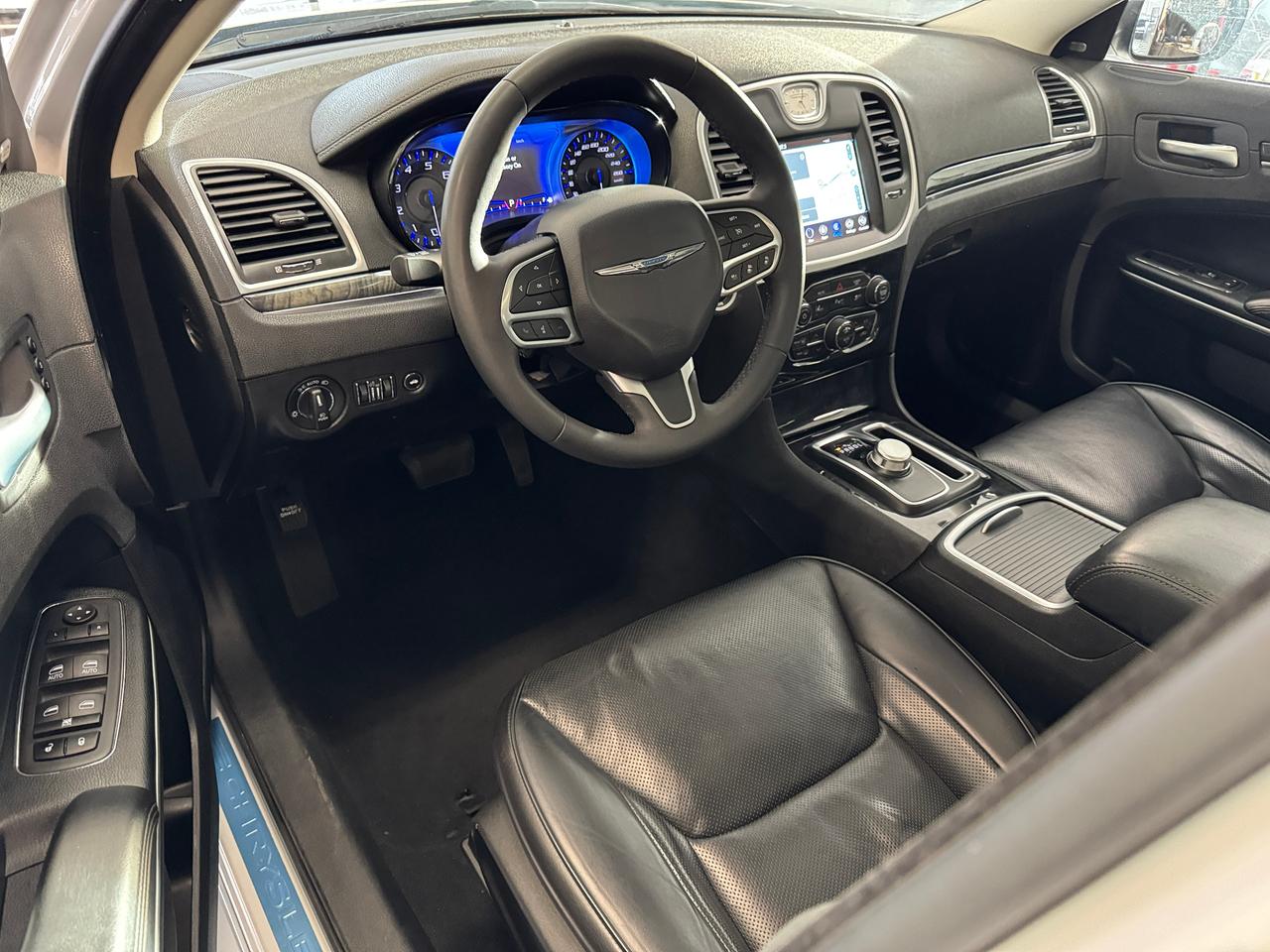 2023 Chrysler 300 300 Touring L AWD+Adaptive Cruise+Roof+Leather Photo