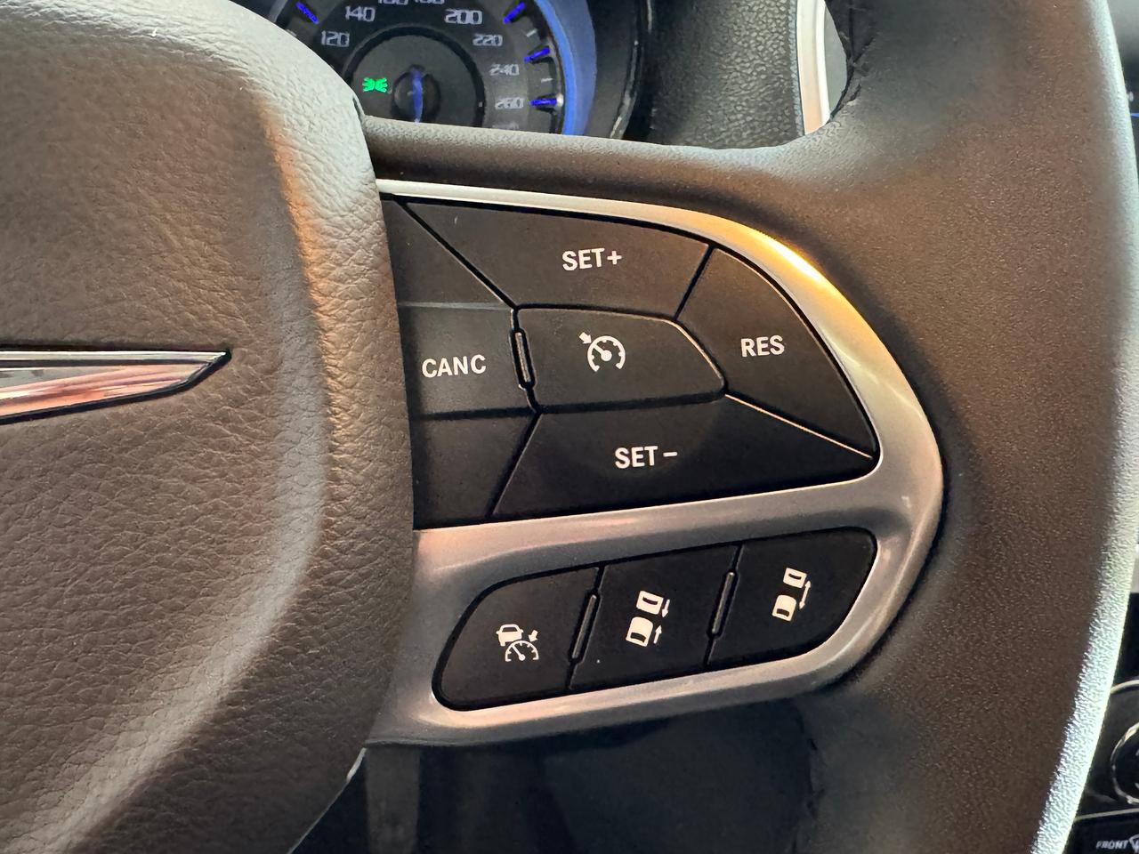 2023 Chrysler 300 300 Touring L AWD+Adaptive Cruise+Roof+Leather Photo