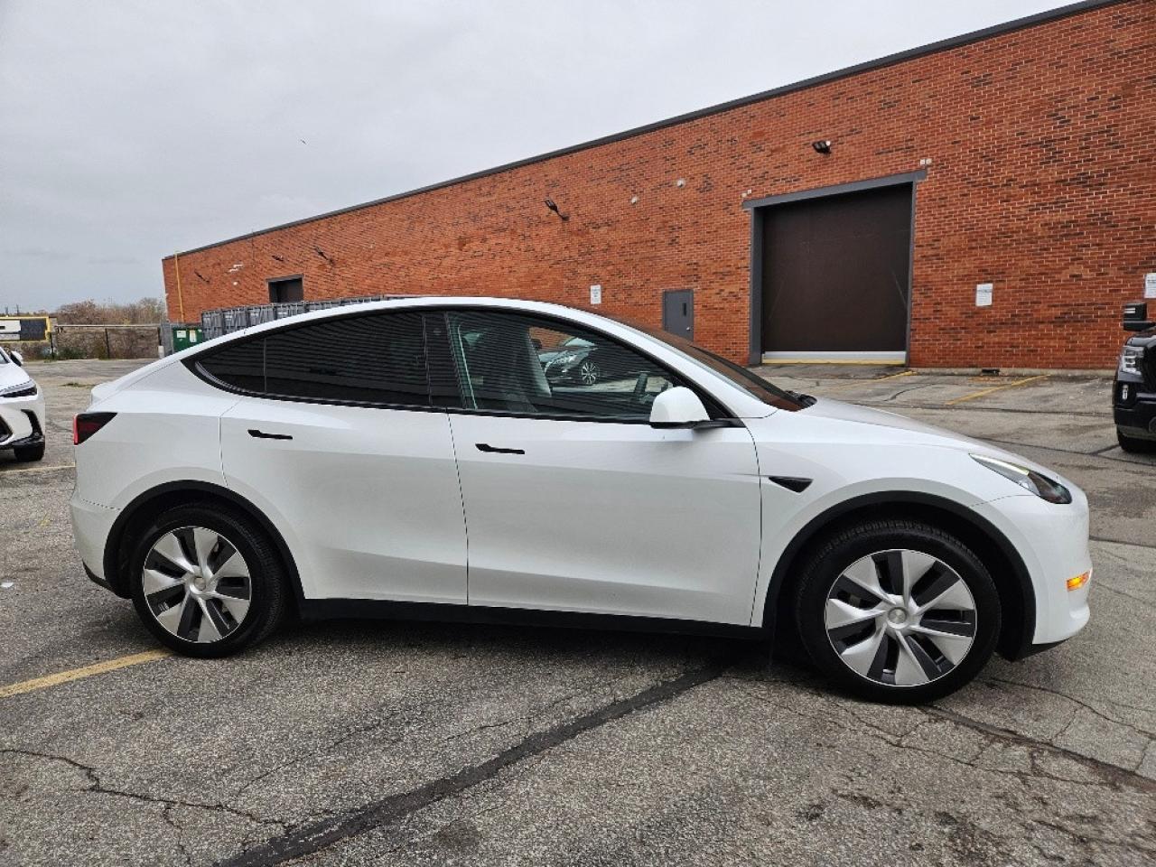 2022 Tesla Model Y 7 PASSENGER AWD-LONG RANGE DUAL MOTOR Photo2