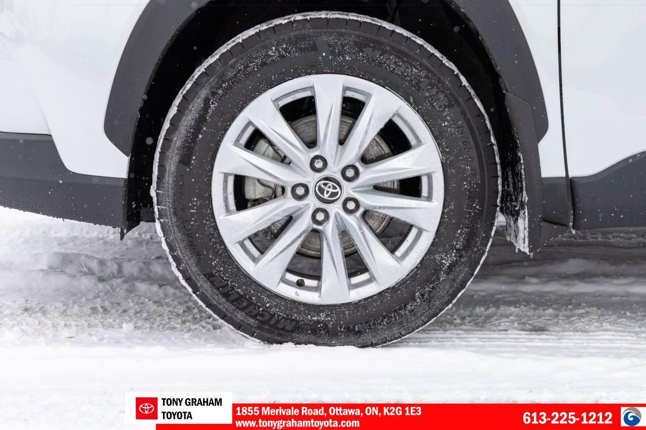 2025 Toyota Corolla Cross LE Photo