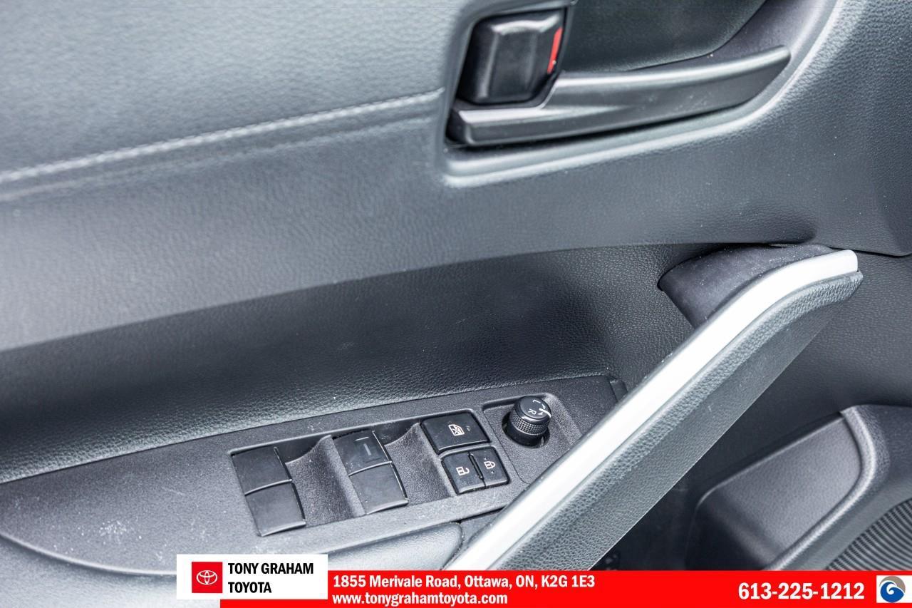 2025 Toyota Corolla Cross LE Photo