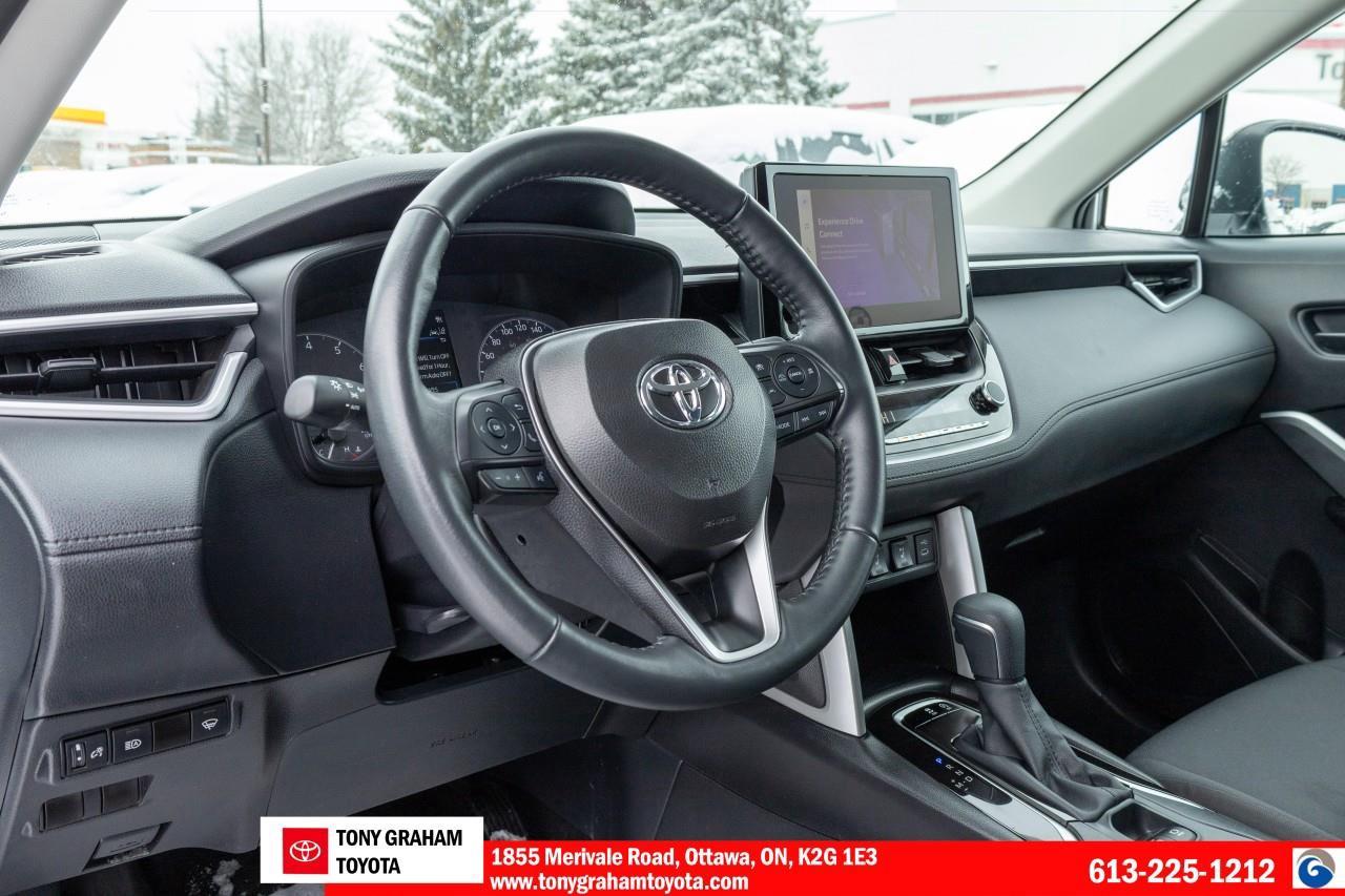 2025 Toyota Corolla Cross LE Photo