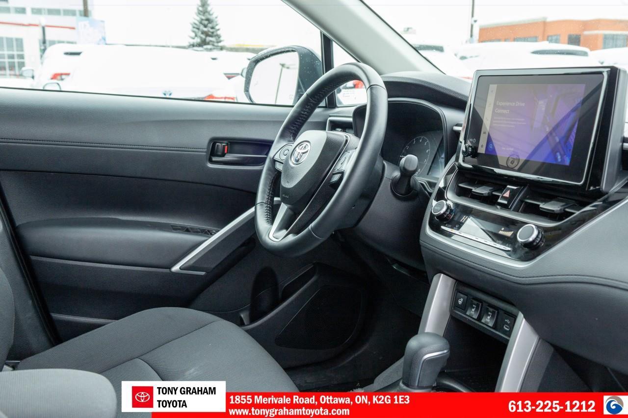 2025 Toyota Corolla Cross LE Photo