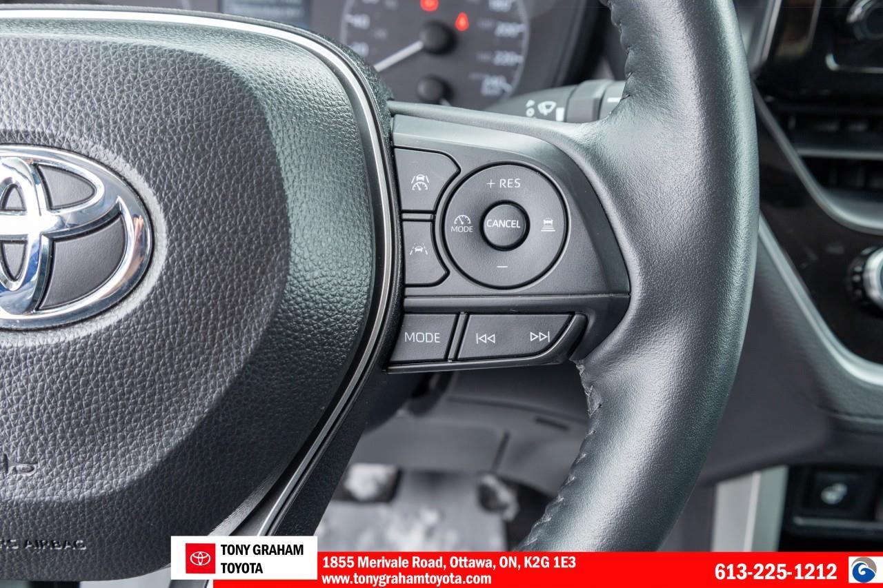 2025 Toyota Corolla Cross LE Photo