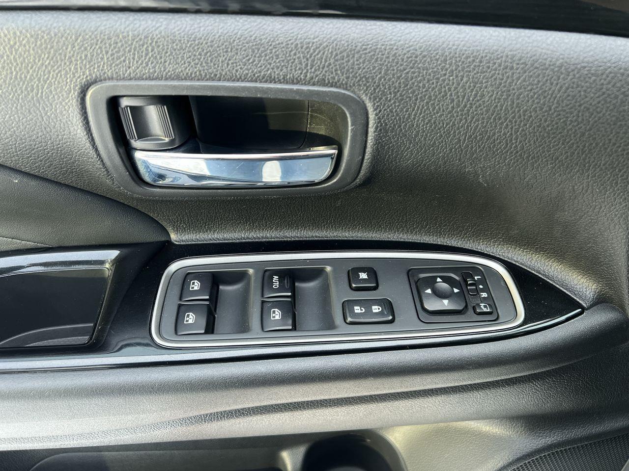 2018 Mitsubishi Outlander Plug-In Hybrid SE 4X4 Photo