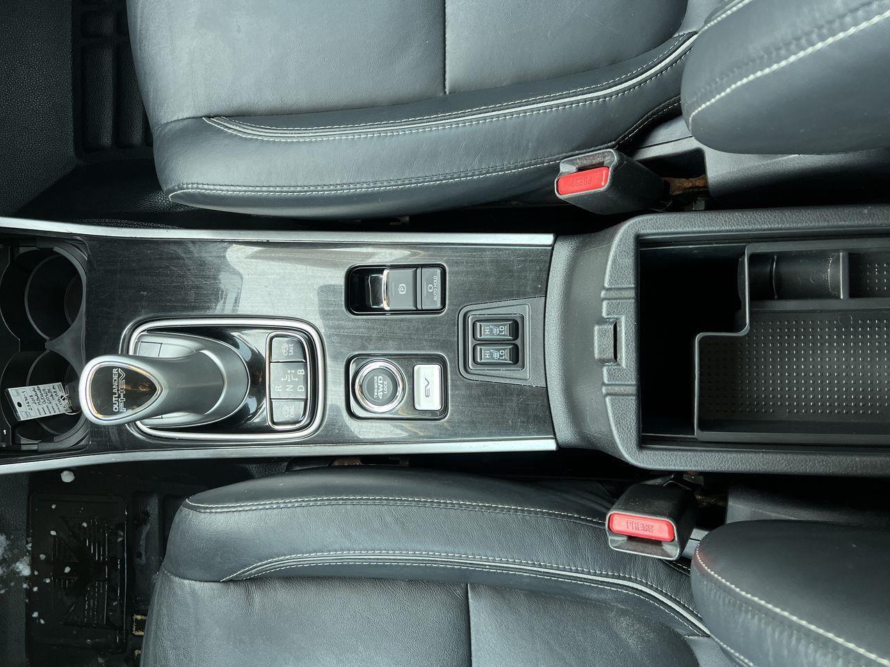 2018 Mitsubishi Outlander Plug-In Hybrid SE 4X4 Photo