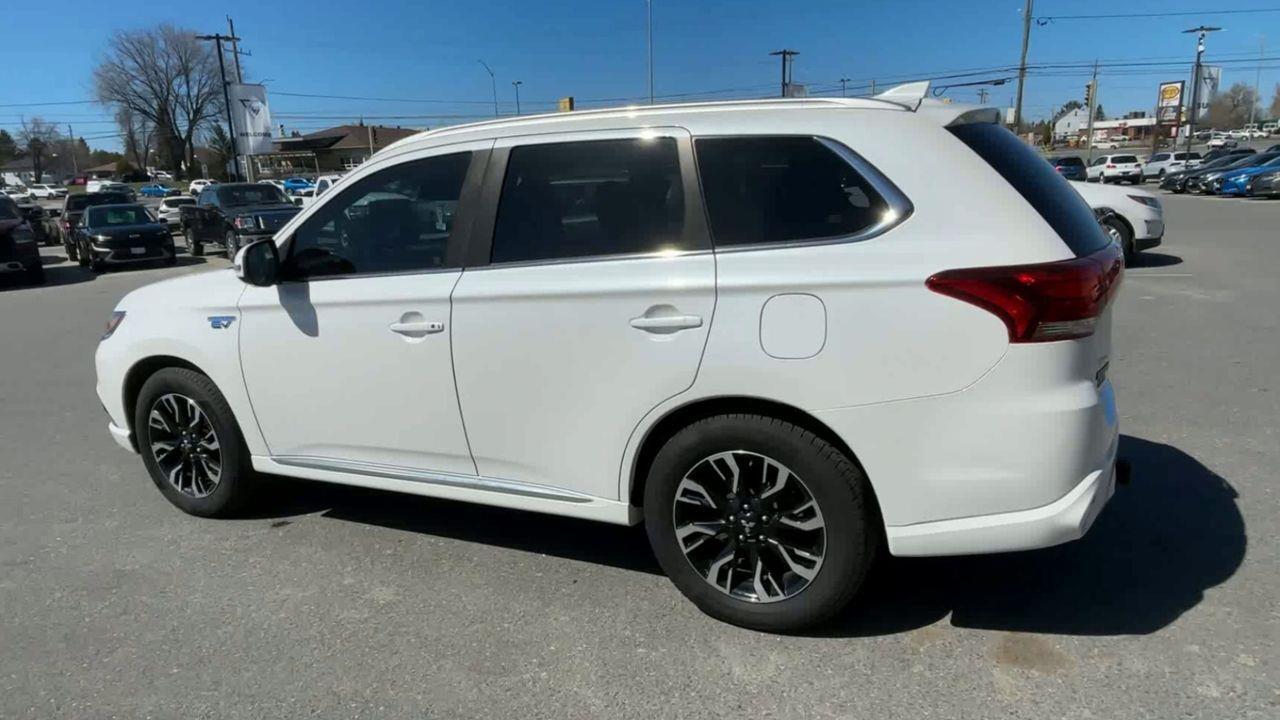 2018 Mitsubishi Outlander Plug-In Hybrid 4X4, MOONROOF, HEATED LEATHER SEATS, BACK UP CAM, SIRIUS XM!! Photo