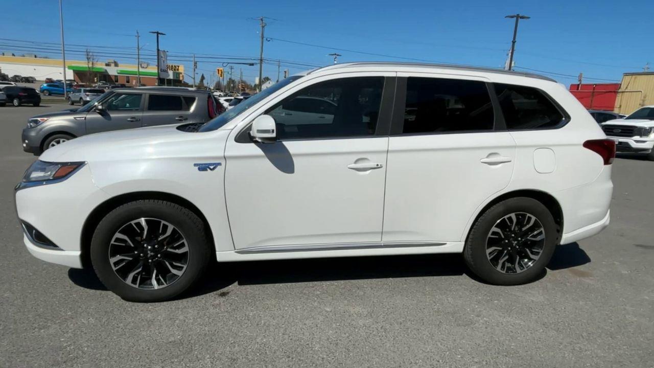 2018 Mitsubishi Outlander Plug-In Hybrid 4X4, MOONROOF, HEATED LEATHER SEATS, BACK UP CAM, SIRIUS XM!! Photo