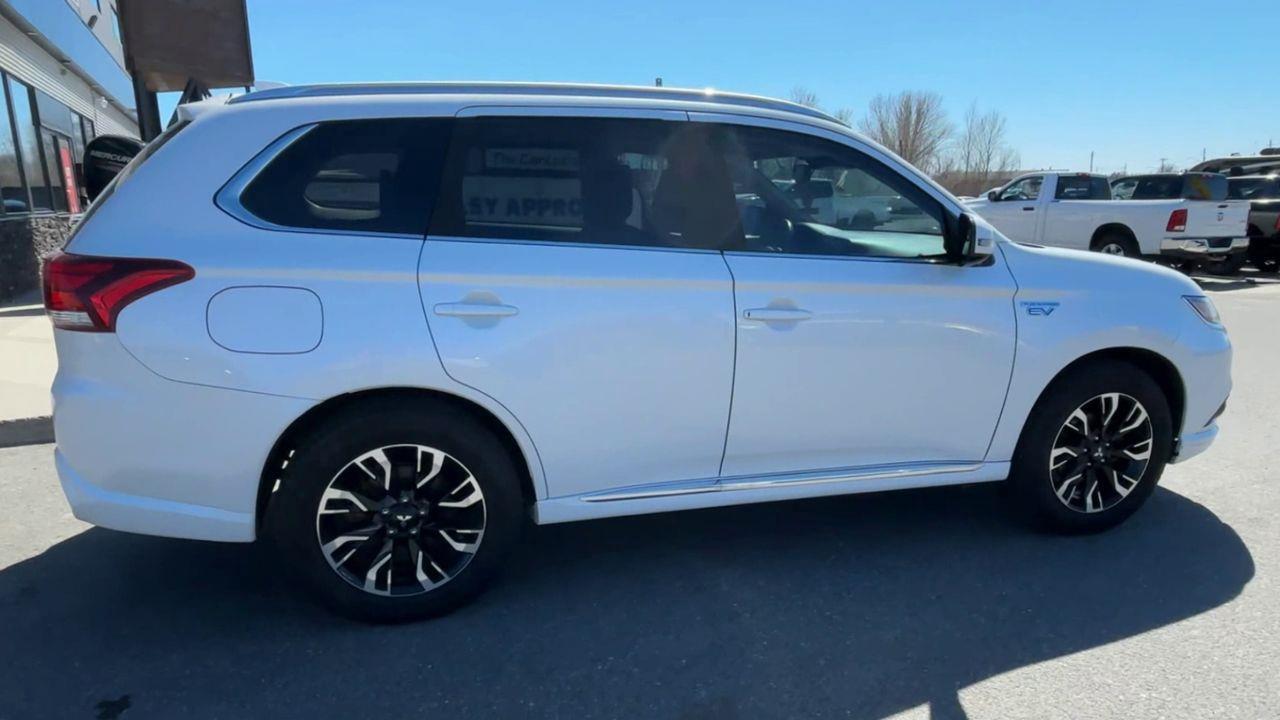 2018 Mitsubishi Outlander Plug-In Hybrid 4X4, MOONROOF, HEATED LEATHER SEATS, BACK UP CAM, SIRIUS XM!! Photo
