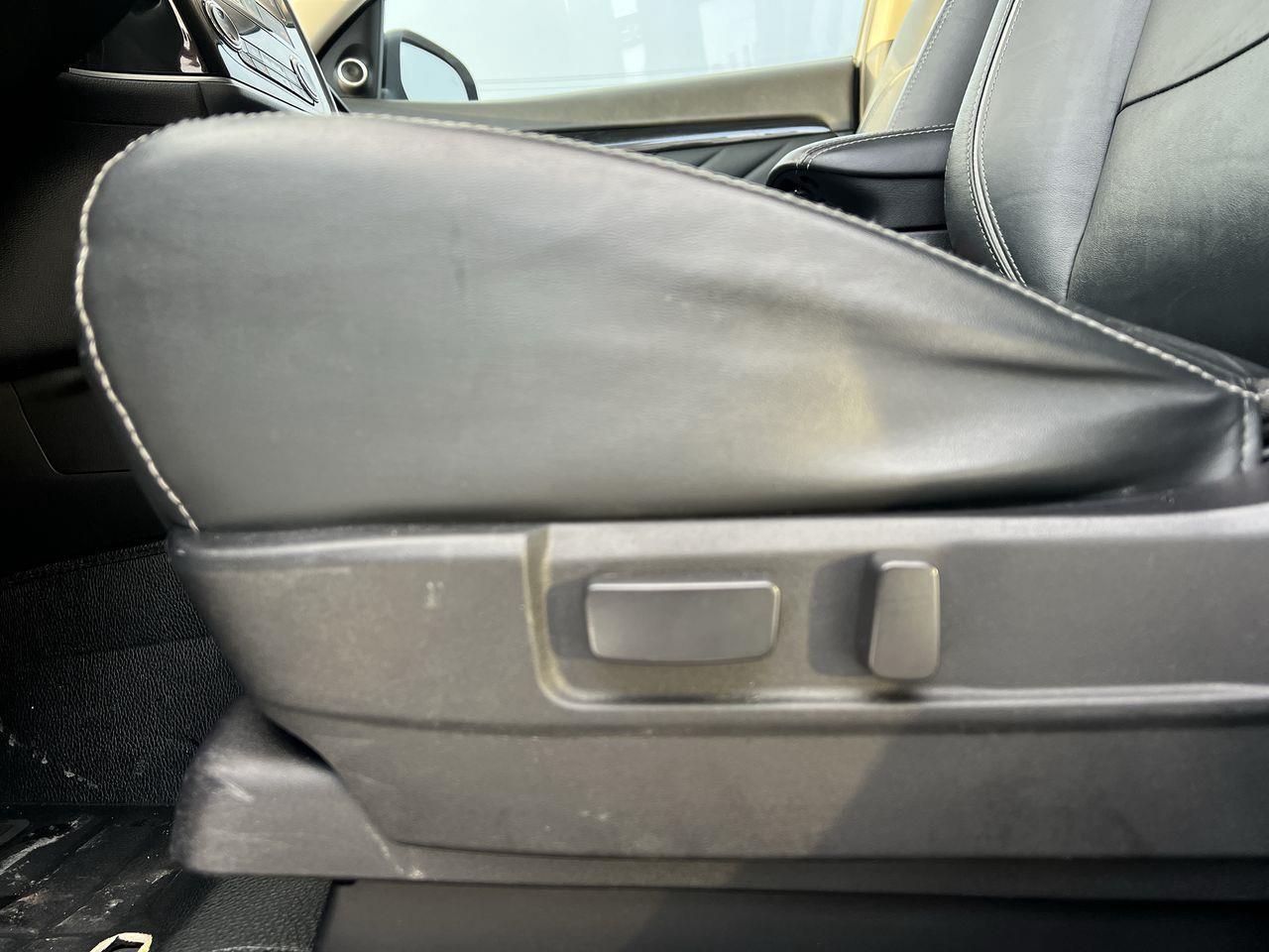 2018 Mitsubishi Outlander Plug-In Hybrid 4X4, MOONROOF, HEATED LEATHER SEATS, BACK UP CAM, SIRIUS XM!! Photo