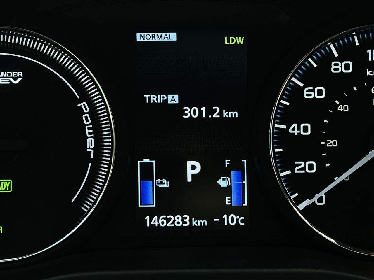 2018 Mitsubishi Outlander Plug-In Hybrid 4X4, MOONROOF, HEATED LEATHER SEATS, BACK UP CAM, SIRIUS XM!! Photo