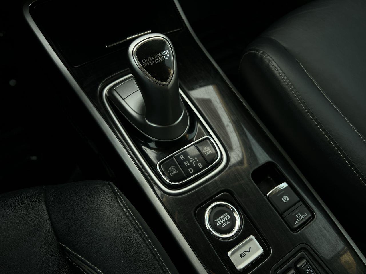 2018 Mitsubishi Outlander Plug-In Hybrid 4X4, MOONROOF, HEATED LEATHER SEATS, BACK UP CAM, SIRIUS XM!! Photo