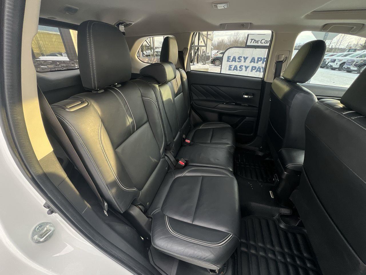 2018 Mitsubishi Outlander Plug-In Hybrid 4X4, MOONROOF, HEATED LEATHER SEATS, BACK UP CAM, SIRIUS XM!! Photo