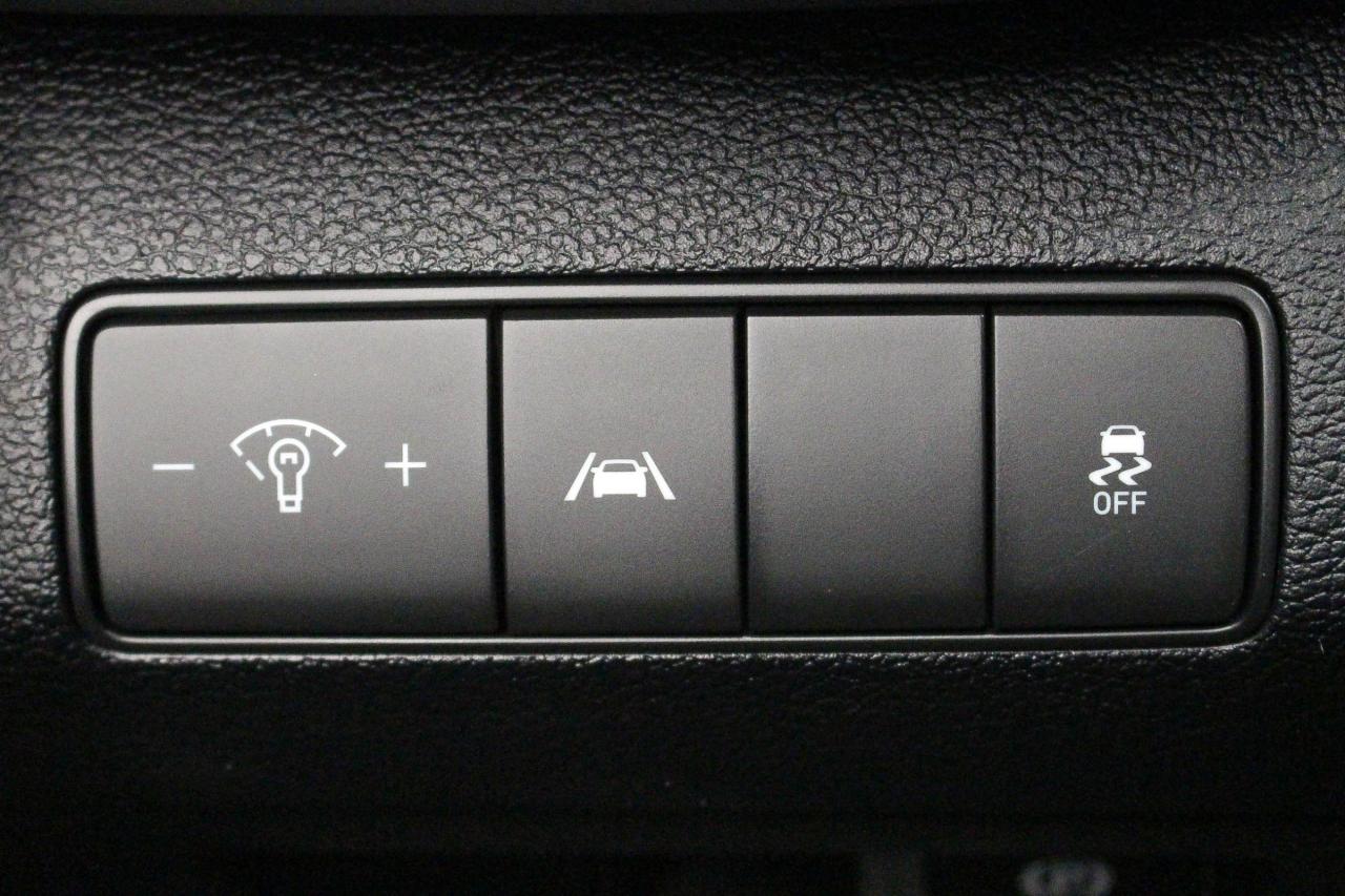 2022 Hyundai Santa Fe Preferred TWO SETS OF TIRES - APPLE CARPLAY AND ANDROID AUTO - HEATED FRONT SEATS/STEERING WHEEL Photo