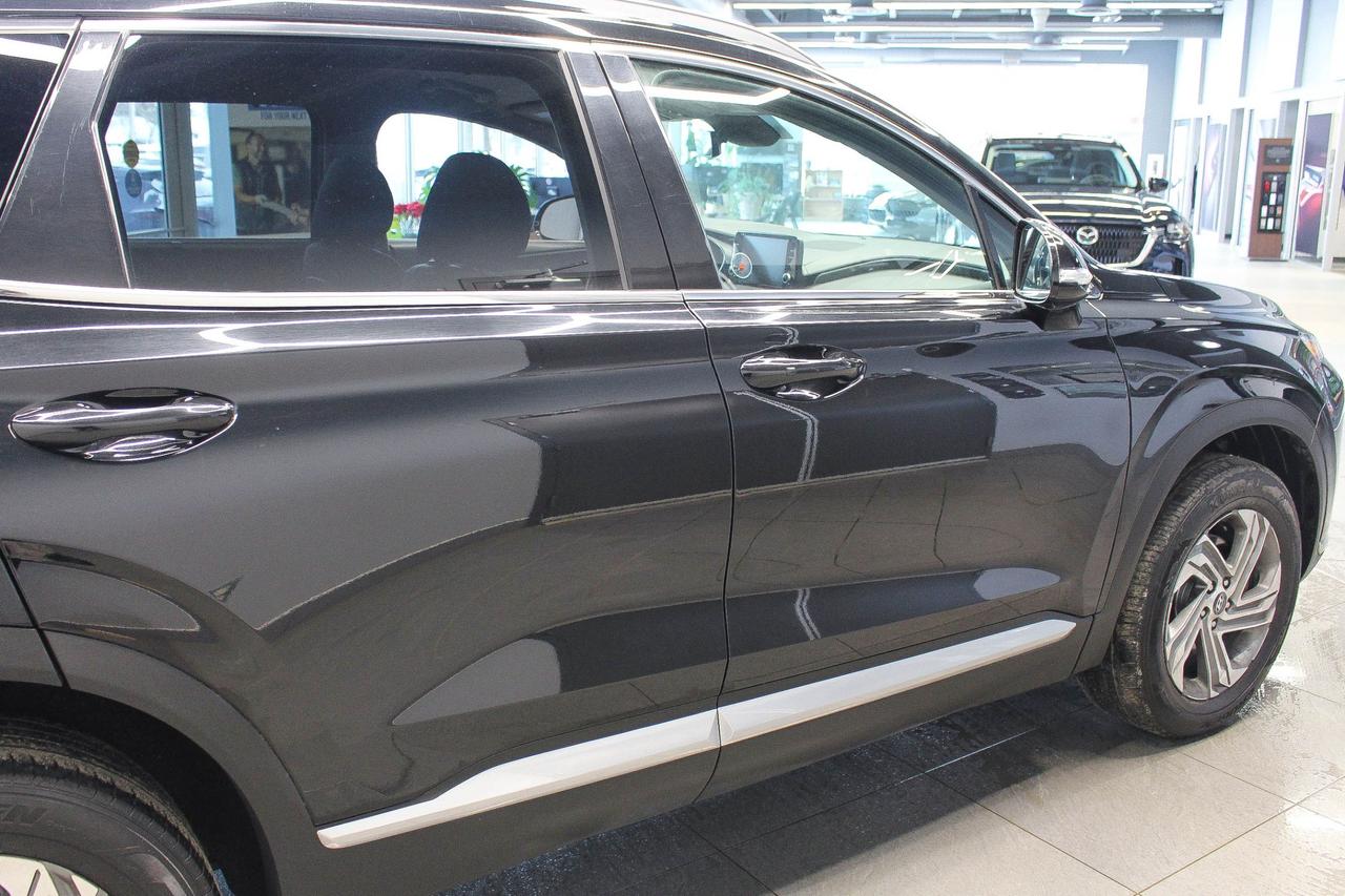 2022 Hyundai Santa Fe Preferred TWO SETS OF TIRES - APPLE CARPLAY AND ANDROID AUTO - HEATED FRONT SEATS/STEERING WHEEL Photo4