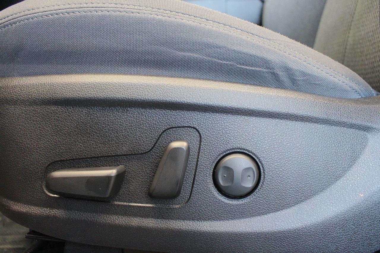 2022 Hyundai Santa Fe Preferred TWO SETS OF TIRES - APPLE CARPLAY AND ANDROID AUTO - HEATED FRONT SEATS/STEERING WHEEL Photo