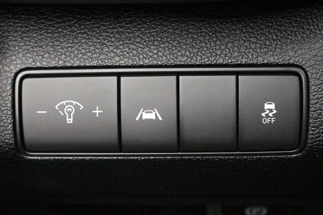 2022 Hyundai Santa Fe Preferred TWO SETS OF TIRES - APPLE CARPLAY AND ANDROID AUTO - HEATED FRONT SEATS/STEERING WHEEL Photo