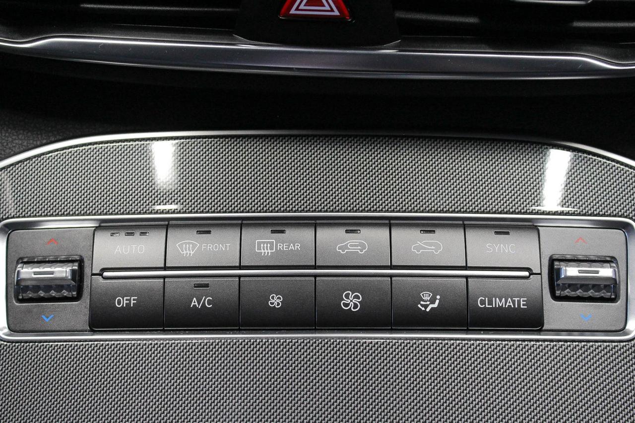 2022 Hyundai Santa Fe Preferred TWO SETS OF TIRES - APPLE CARPLAY AND ANDROID AUTO - HEATED FRONT SEATS/STEERING WHEEL Photo