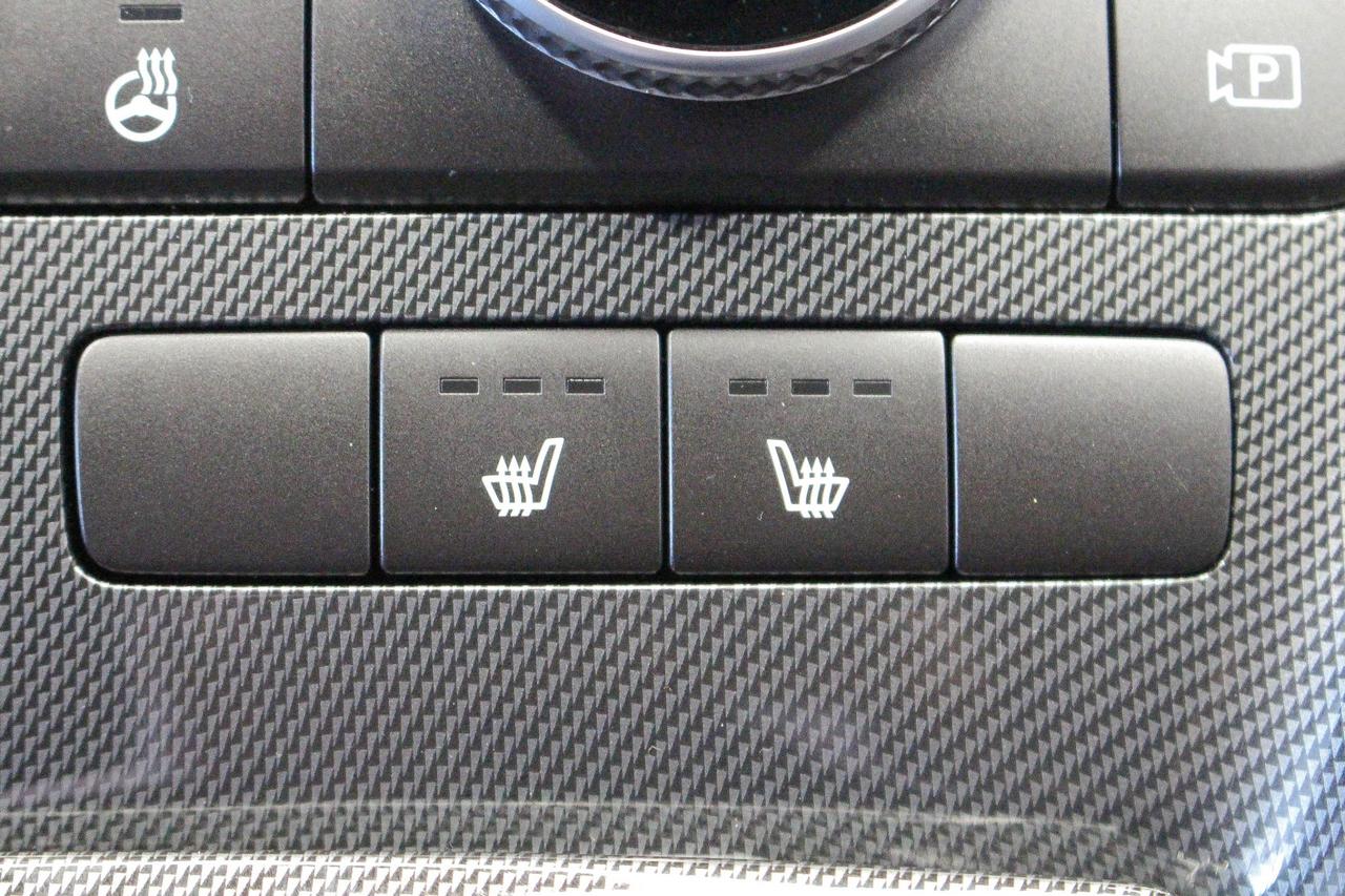 2022 Hyundai Santa Fe Preferred TWO SETS OF TIRES - APPLE CARPLAY AND ANDROID AUTO - HEATED FRONT SEATS/STEERING WHEEL Photo