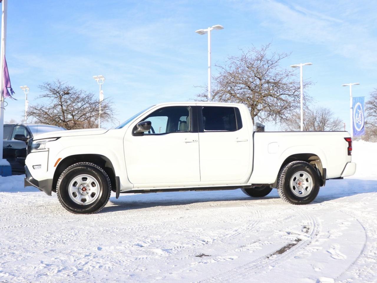 2023 Nissan Frontier SV | 4x4 | 3.8L | Crew Cab | MIDNIGHT EDITION Photo4