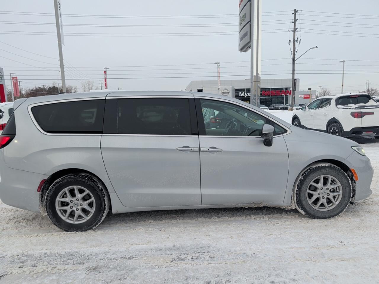 2023 Chrysler Pacifica Touring L  - Apple CarPlay - $99.93 /Wk Photo