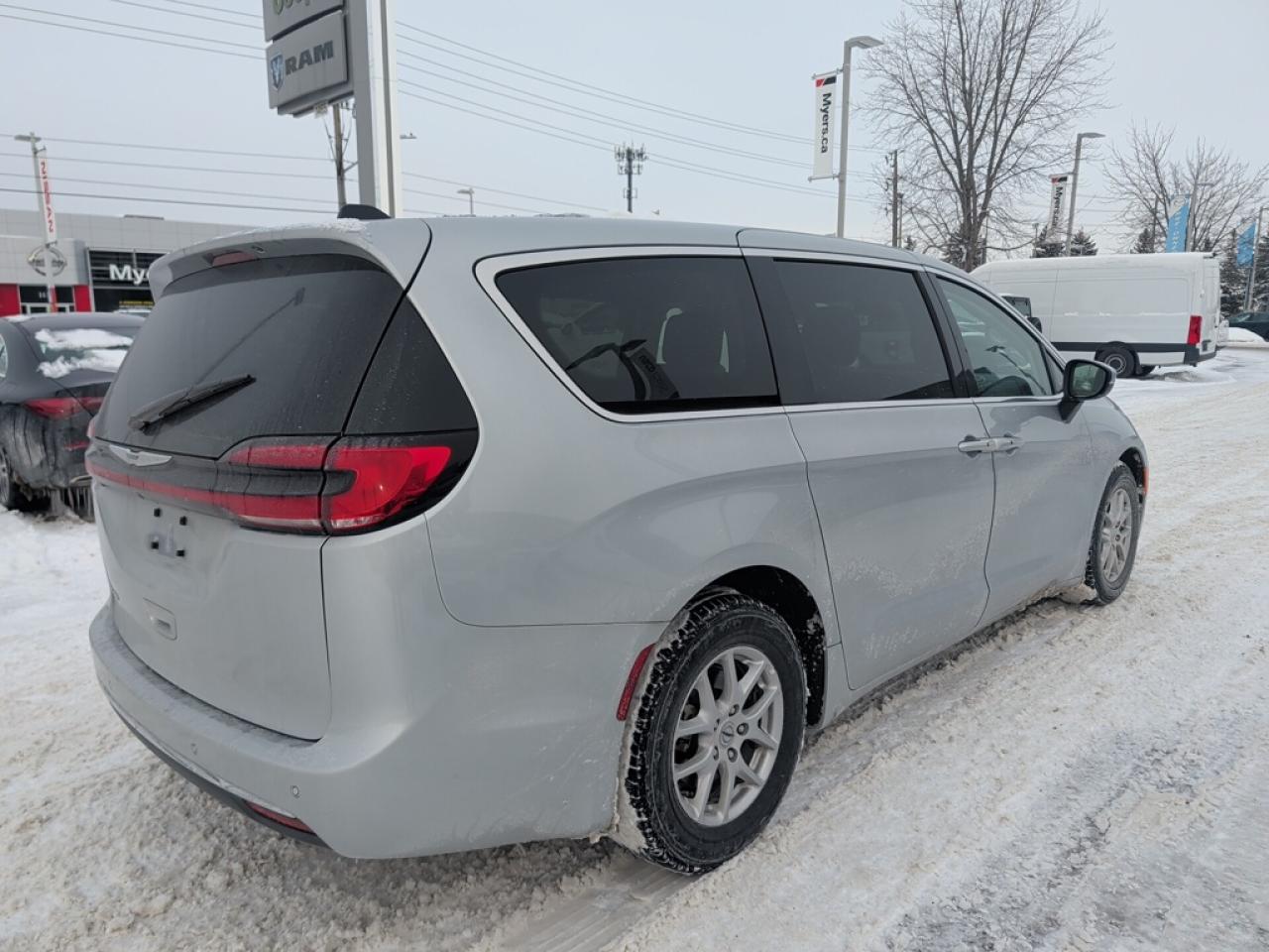 2023 Chrysler Pacifica Touring L  - Apple CarPlay - $99.93 /Wk Photo4
